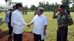 Presiden Joko Widodo disambut Gubernur Jabar, Ahmad Heryawan saat menghadiri panen raya di Desa Kedokan Gabus, Kecamatan Gabus Wetan, Kabupaten Indramayu, Rabu (18/3/2015). (Rumgrapres/Agus Suparto)