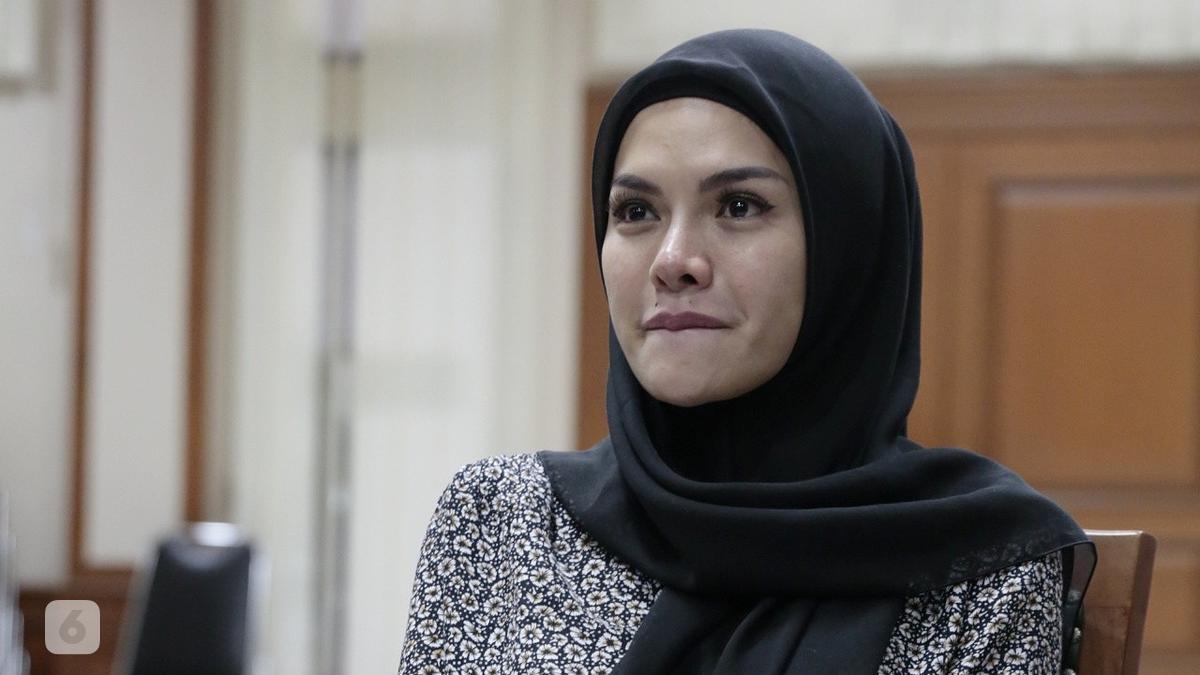 Nikita Mirzani Bantah Melepas Hijab Karena Uang Showbiz