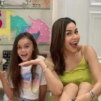 Pandemi Covid-19 memberikan dampak terhadap berbagai hal, termasuk tentang gaya hidup masyarakat. Mengingat selama empat bulan belakangan ini banyak orang yang menghabiskan waktu di rumah saja. Hal tersebut juga dirasakan keluarga Melaney Ricardo. (Instagram/melaney_ricardo)