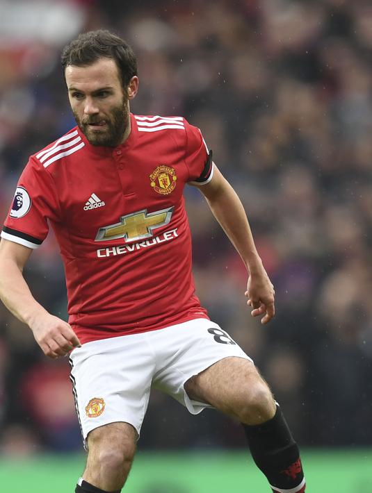 4. Juan Mata - Manchester United memboyong Mata dari Chelsea karena kedatangan Hazard saat itu. Terkenal dengan kedermawanan, tidak ada alasan bagi fans garis keras Man United membenci gelandang Spanyol Tersebut. (AFP/Paul Ellis)