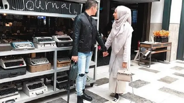 [Bintang] Tampil Minimalis, Zaskia Sungkar Tunjukkan Sisi Elegan dalam Balutan Hijab Syar'i