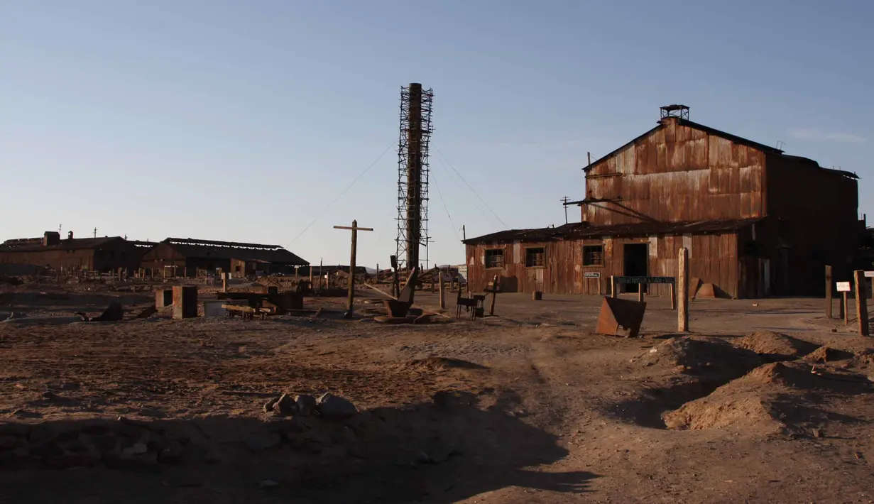 Bangunan yang masih berdiri di Humberstone, Chile. Setelah bertahun-tahun terjadi vandalisme, kota ini di daftar Warisan Dunia dalam Bahaya. Meski begitu UNESCO akan merestorasi kota ini agar dapat menjadi tempat kunjungan. (REUTERS/Wikimedia Commons)