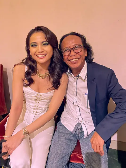 Mumun punya tempat tersendiri di hati Acha Septriasa. Baginya, adu akting dengan Mandra bagai berkelana dengan mesin waktu. Ibu satu anak ini teringat kenangan kala SD. “Dulu suka nontonin Abang Haji, sedari umur 6 tahun waktu SD kelas 1,” beri tahu Acha Septriasa. “Siapa sangka, di kelas satu SD itu 27 tahun kemudian, dipanggil sama beliau untuk mainkan suatu karakter dalam cerita yang ia tulis dari kisah daerah tempat tinggalnya. Makasih atas kesempatannya Bang Haji Mandra,” urai pelantun “Sampai Menutup Mata.” (Foto: Dok. Instagram @septriasaacha)