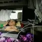 Seorang siswi SMP mengerjakan soal ujian di ambulans. (Liputan 6 SCTV)