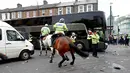 Polisi berkuda menghalau suporter saat bus Manchester United melintas jelang laga melawan West Ham United di Boleyn Ground, London, Rabu (11/5/2016) dini hari WIB. (Reuters/Eddie Keogh)
