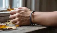 Arti Gelang Hitam di Tangan Kanan, dari Simbol Kekuatan hingga Makna dalam Percintaan