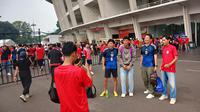 Suporter Timnas Indonesia dan Tiimnas Jepang berfoto bersama jelang laga antara kedua tim di Stadion Utama Gelora Bung Karno, Jakarta, Jumat (15/11/2024). (Bola.com/Hery Kurniawan).