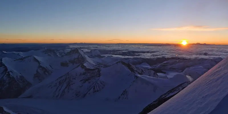 Pemandangan Indah Gunung Qomolangma Tibet dari ketinggian 7028 Mdpl