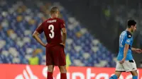 Gelandang Liverpool Fabinho bereaksi usai pemain Napoli mecetak gol kedua pada matchday pertama Grup E Liga Champions di Stadion San Paolo, Selasa (17/9/2019). Juara bertahan Liverpool secara mengejutkan menyerah dua gol tanpa balas dari tuan rumah Napoli. (AP Photo/Gregorio Borgia)