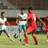 Pemain timnas Indonesia U-16 M Riski Afrisal (25) berebut bola dengan pemain timnas Singapura U-16 pada laga Grup A Piala AFF U-16 2022 di Stadion Maguwoharjo, Rabu (3/8/2022). Pasukan Bima Sakti membantai Singapura U-16 dengan skor telak 9-0. (FOTO: Dok. PSSI)