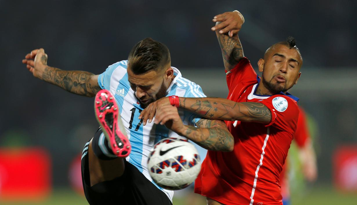 Duel pemain kedua tim. (AP Photo/Luis Hidalgo)