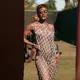 Kenakan baju bernuansa silver, Teyna Taylor tampil nyentrik di Coachella 2026.