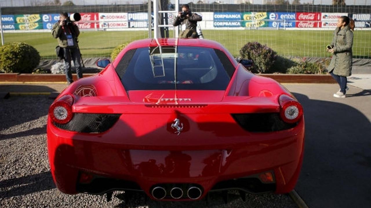 Ini kondisi mobil Arturo Vidal yang rusak parah usai kecelakaan