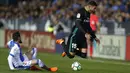 Pemain Real Madrid, Theo Hernandez (kanan) melayang saat berebut bola dengan pemain Leganes, Roberto Roman "Tito" pada lanjutan La Liga Santander di Butarque stadium, Leganes, (21/2/2018). Real Madrid menang 3-1.  (AP/Francisco Seco)