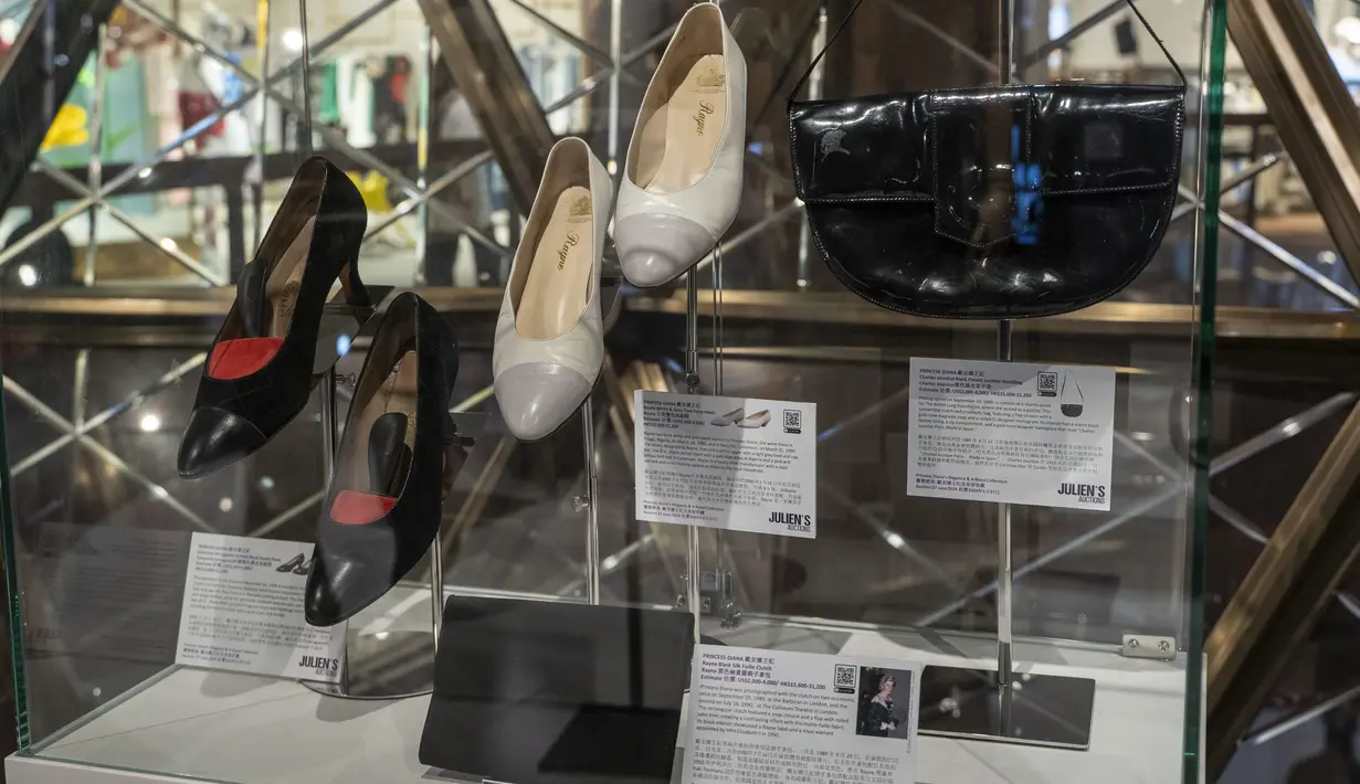 Sejumlah memorabilia seperti busana rancangan desainer, jas, tas, topi, hingga gaun Putri Diana akan dilelang secara online pada Juni 2024 mendatang. (AP Photo/Vernon Yuen)