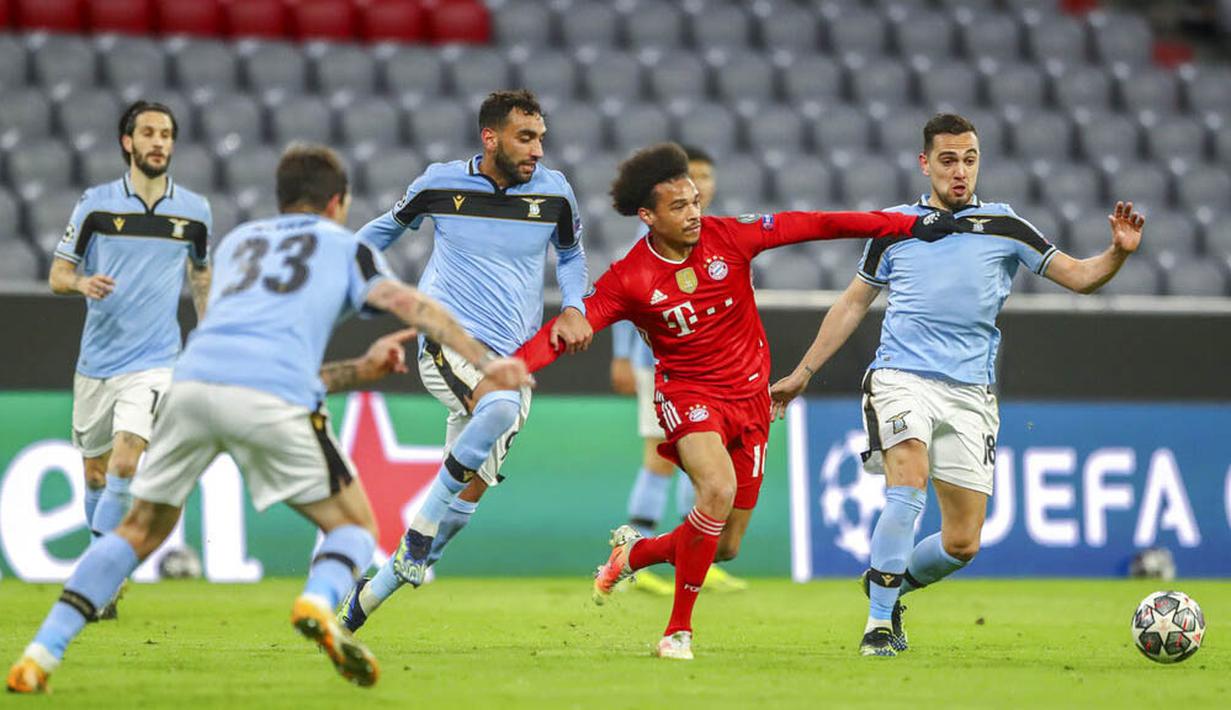 Pemain Bayern Munchen, Leroy Sane, berusaha melewati pemain Lazio pada laga Liga Champions di Allianz Arena, Kamis (18/3/2021). Bayern Munchen menang dengan skor 2-1. (AP Photo/Matthias Schrader)