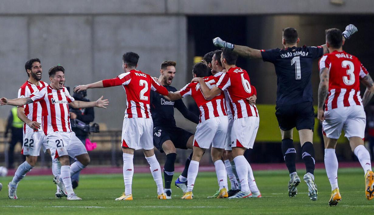Para pemain Athletic Bilbao melakukan selebrasi usai menjuarai Piala Super Spanyol di Stadion La Cartuja, Minggu (17/1/2021). Athletic Bilbao menang 3-2 atas Barcelona. (AP/Miguel Morenatti)