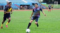 Wagub DKI Jakarta, Sandiaga Uno (kanan) saat laga melawan pemain Artis Komando FC di Stadion Soemantri Brodjonegoro, Jakarta, Senin (29/1). Tiga tim beradu kemampuan dalam ajang Trofeo 2018. (Liputan6.com/Helmi Fithriansyah)
