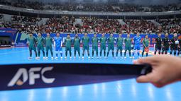 Para pemain Timnas Futsal Indonesia menyanyikan lagu kebangsaan Indonesia Reaya sebelum laga perempat final Piala Asia Futsal 2026 melawan Vietnam di Indonesia Arena, Senayan, Jakarta, Selasa (03/02/2026). (Bola.com/Bagaskara Lazuardi)