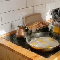 Hidangan telur yang mewah tidak selalu berarti harus sulit atau memakan waktu lama untuk disiapkan. [Dok/Pexels.com/cottonbro studio].
