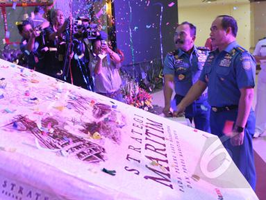 Komandan Seskoal Laksamana Muda TNI, Herry Setianegara meluncurkan buku berjudul "Strategi Maritim pada Perang Laut Nusantara dan Poros Maritim Dunia", di gedung Seskoal, Jakarta Selatan, Kamis (5/2/2015). (Liputan6.com/Andrian M Tunay)