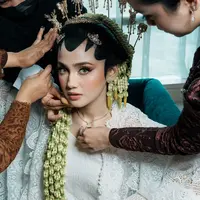 Mengakar pada tradisi, namun dibalut estetika modern, riasan Syifa Hadju menjadi interpretasi baru dari pengantin Jawa klasik. [@syifahadju].