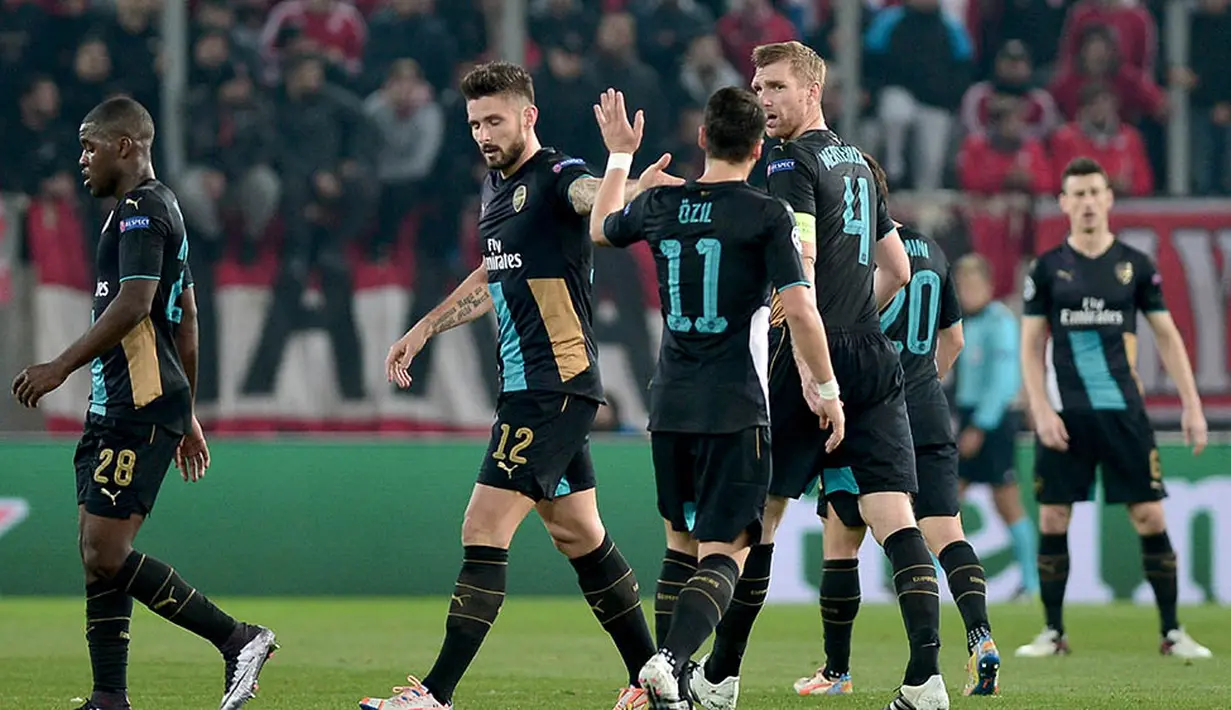 Runner-Up grup F, Arsenal. Dengan perjuangan berat klub asal kota London itu lolos ke babak 16 besar. (AFP/Louisa Gouliamaki)