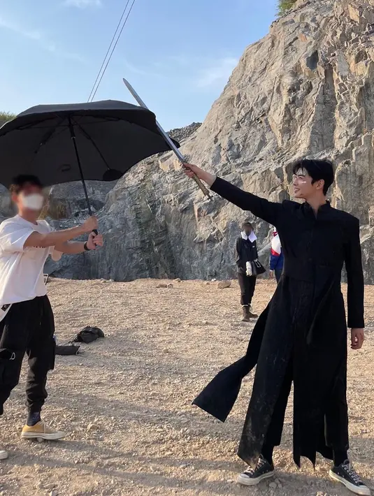Cha Eun Woo di balik layar drakor Island. (Instagram/ eunwo.o_c)