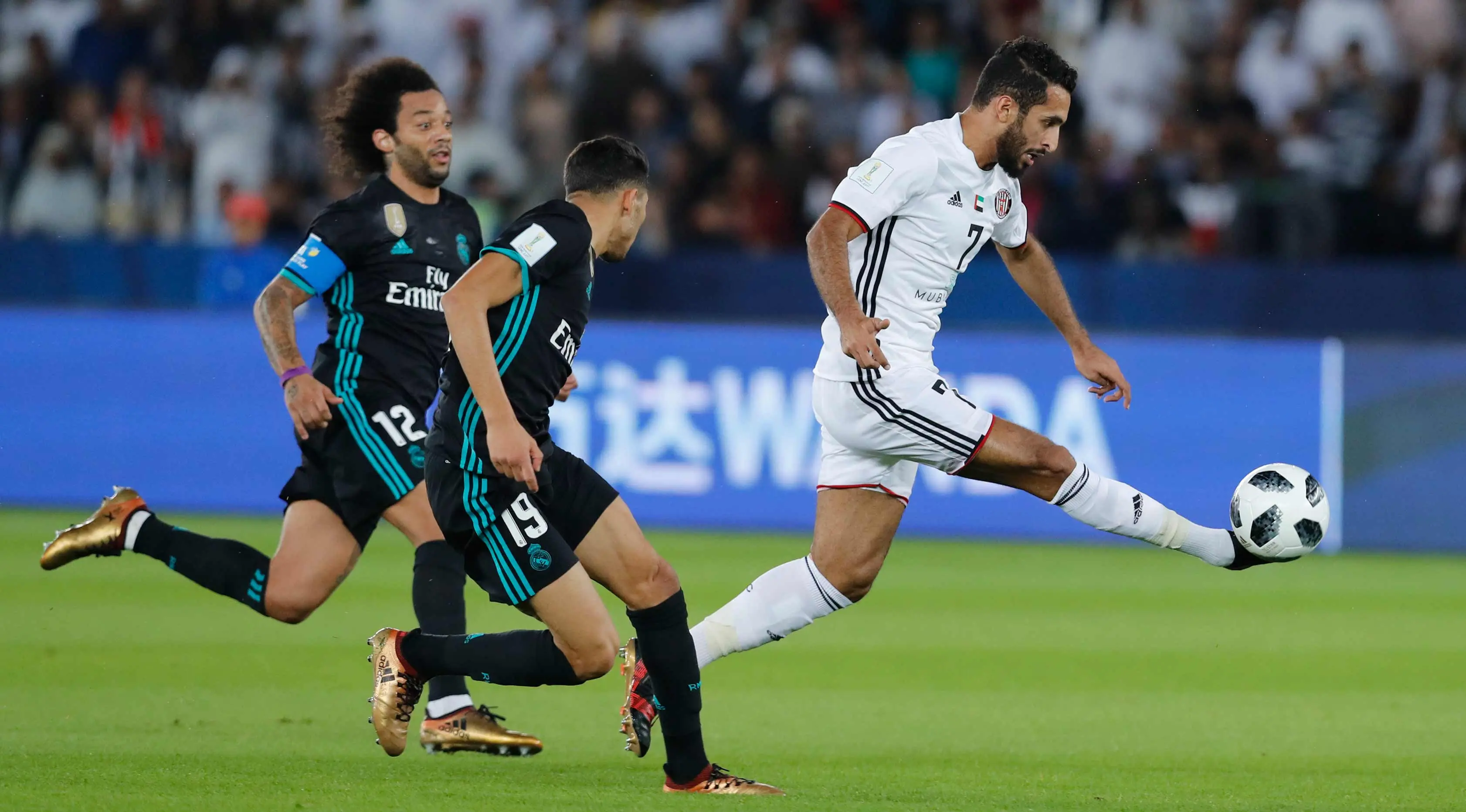 Aksi pemain Real Madrid saat mengalahkan Al Jazira di semifinal Piala Dunia Antarklub 2017. (AP Photo/Hassan Ammar)