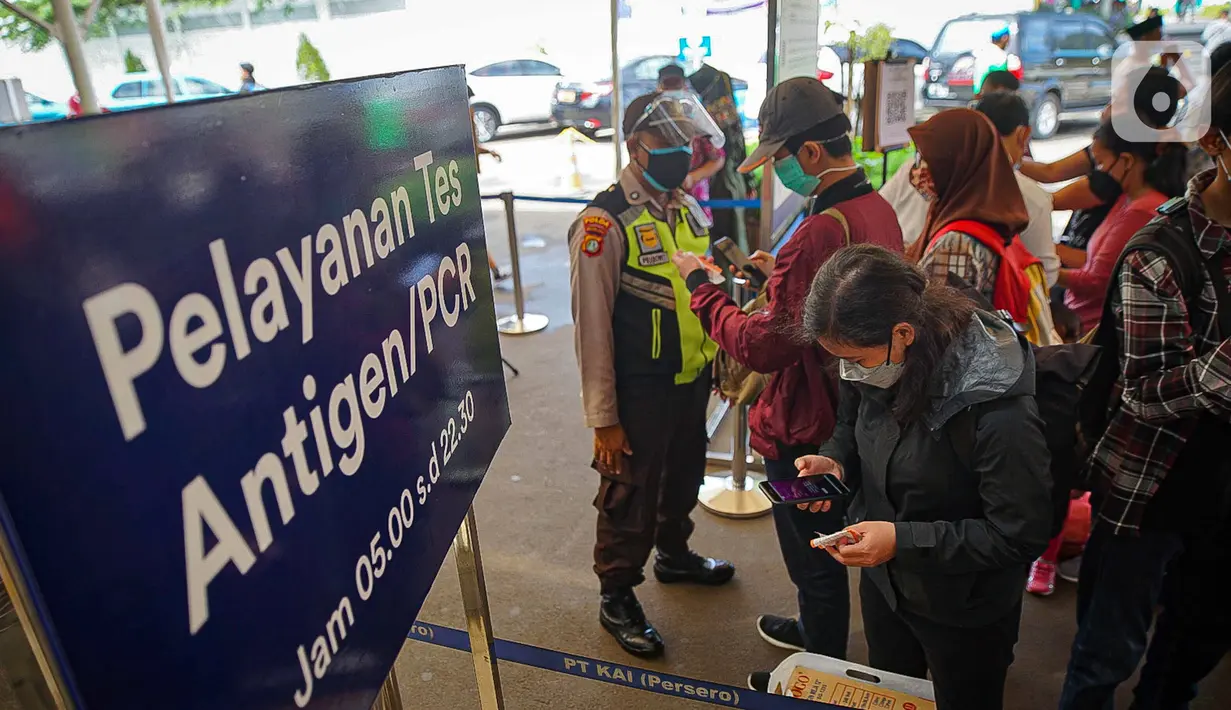 Sejumlah calon penumpang antre untuk menjalani tes swab PCR di Stasiun Pasar Senen, Jakarta, Jumat (24/12/2021). Mulai hari ini, penumpang kereta wajib menunjukkan hasil negatif tes PCR. (Liputan6.com/Faizal Fanani)