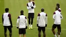 Para pemain PSG mengikuti sesi latihan di di Munich, Jerman (6/4/2021). PSG akan bertanding melawan tuan rumah Bayern Munchen pada leg pertama babak perempat final Liga Champions di Allianz Arena. (AP Photo/Matthias Schrader)