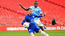 Gelandang Chelsea, Hakim Ziyech (kiri) melepaskan tendangan yang berbuah gol ke gawang Manchester City dalam laga semifinal Piala FA 2020/2021 di Wembley Stadium, London, Sabtu (17/4/2021). Chelsea menang 1-0 atas Manchester City. (AFP/Adam Davy/Pool)