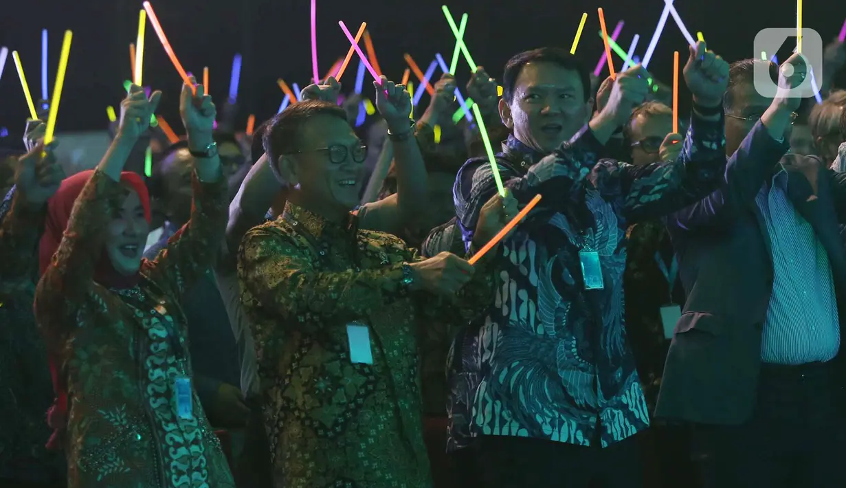 Menteri ESDM Arifin Tasrif (kedua kiri) bersama Direktur Utama PT Pertamina (Persero) Nicke Widyawati (kiri) dan Komisaris Utama Basuki Tjahaja Purnama memukul drum saat membuka Pertamina Energy Forum 2019 di Jakarta, Selasa (26/11/2019). (merdeka.com/Imam Buhori)
