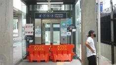 Seorang pria berdiri dekat Stasiun MRT ASEAN yang sepi karena ditutup di Jakarta, Senin (20/4/2020). PT MRT Jakarta (Perseroda) melakukan pembatasan operasional MRT guna mendukung penerapan Pembatasan Sosial Berskala Besar (PSBB) DKI Jakarta. (Liputan6.com/Immanuel Antonius)
