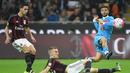 Pemain Napoli Lorenzo Insigne (kanan) mencetak gol ke dua dalam lanjutan Liga Seri A di San Siro Stadium, Milan, Senin (05/10/2015). Milah kalah 0-4 dari Napoli.  (EPA/Daniel Dal Zennaro)