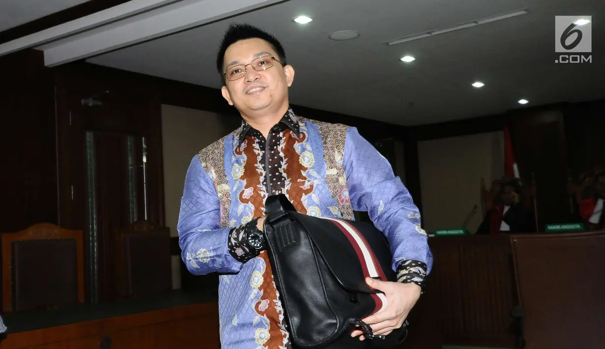 Tersangka dugaan suap terhadap Ketua Pengadilan Tinggi Manado Sudiwardono, Aditya Anugrah Moha bersiap meninggalkan ruang sidang Pengadilan Tipikor, Jakarta, Rabu (28/2). Sidang mendengar pembacaan dakwaan JPU. (Liputan6.com/Helmi Fithriansyah)