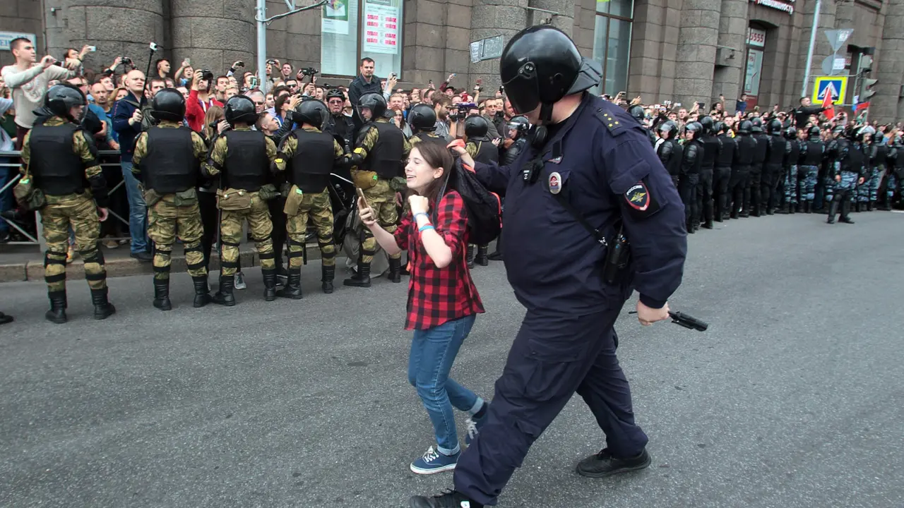 Polisi Rusia membubarkan aksi protes yang menentang perubahan kebijakan pensiun (AP/Roman Pimenov)