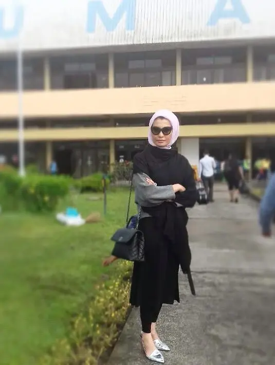 Nggak pernah berlebihan kan style fashion Arzeti sehari-hari? Bicara soal gaya hijabnya, Arzeti memang lebih sering mengenakan hijab persegi yang berwarna pastel. (Instagram/arzetibi)