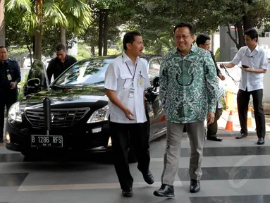 Ketua Dewan Perwakilan Daerah (DPD), Irman Gusman tiba di gedung Komisi Pemberantasan Korupsi (KPK), Jakarta, Rabu (23/7/14) (Liputan6.com/ Miftahul Hayat)