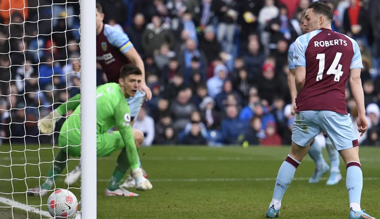 Pemain Burnley Connor Roberts (kanan) dan kiper Nick Pope (kiri) melihat bola yang ditembakkan oleh pemain Chelsea Reece James (tidak terlihat) memasuki gawang pada pertandingan sepak bola Liga Inggris di Turf Moor, Burnley, Inggris, 5 Maret 2022. Chelsea menang 4-0. (Oli SCARFF/AFP)