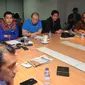 Sejumlah anggota Komite Eksekutif (Exco) PSSI mengadakan rapat di kantor PSSI di Jakarta, Senin (3/8/2015). Rapat membahas perkembangan terkini tentang sepak bola Indonesia dan penetapan pelaksanaan kompetisi. (Liputan6.com/Helmi Fithriansyah) 