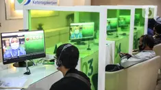 Peserta berkonsultasi dengan costumer service melalui Lapak Asik (Layanan Tanpa Kontak Fisik) di Kantor Cabang BPJamsostek Cilandak, Jumat (19/6/2020). Layanan dengan protokol kesehatan tanpa harus kontak langsung ini dalam rangka mencegah penularan COVID-19. (Liputan6.com/Faizal Fanani)