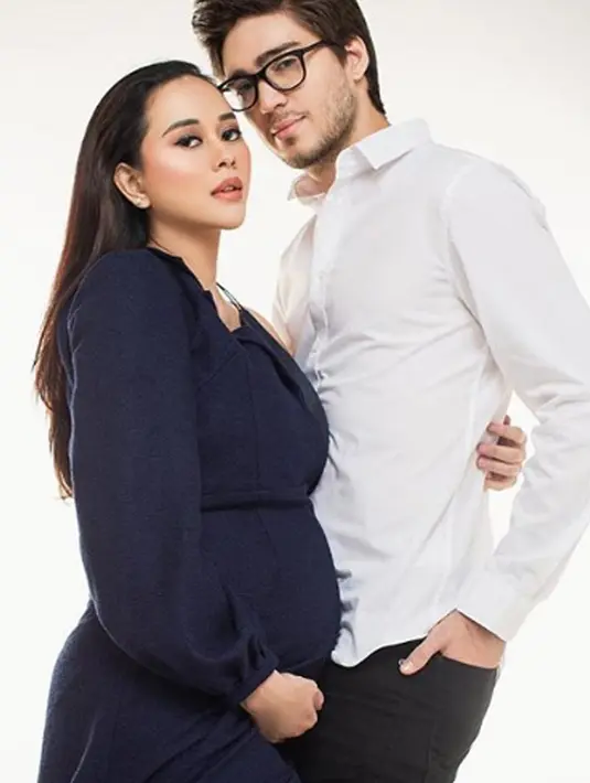 Selain merasakan kebahagiaan menunggu kehadiran anak pertamanya. Aura Kasih juga bahagia karena ini adalah puasa pertama untuk sang suami (Liputan6.com/IG/aurakasih)
