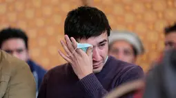 Seorang pria kerabat dari korban kecelakaan pesawat Pakistan International Airlines (PIA) menangis saat menunggu tes DNA di rumah sakit PIMS di Islamabad, Pakistan, Kamis (8/12). (REUTERS / Caren Firouz)