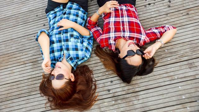 Ingin Mencurahkan Isi Hati? 3 Zodiak ini Selalu Jadi Pendengar yang Baik