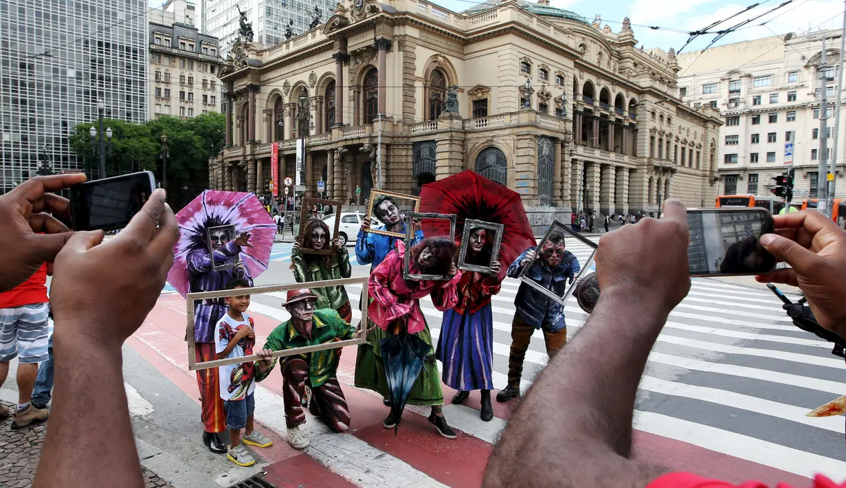 Sejumlah peserta berkostum zombie berpose untuk fotografer saat mengikuti parade "Zombie Walk" di Sao Paulo, Brasil, Senin (2/11/2015). (REUTERS / Paulo Whitaker)