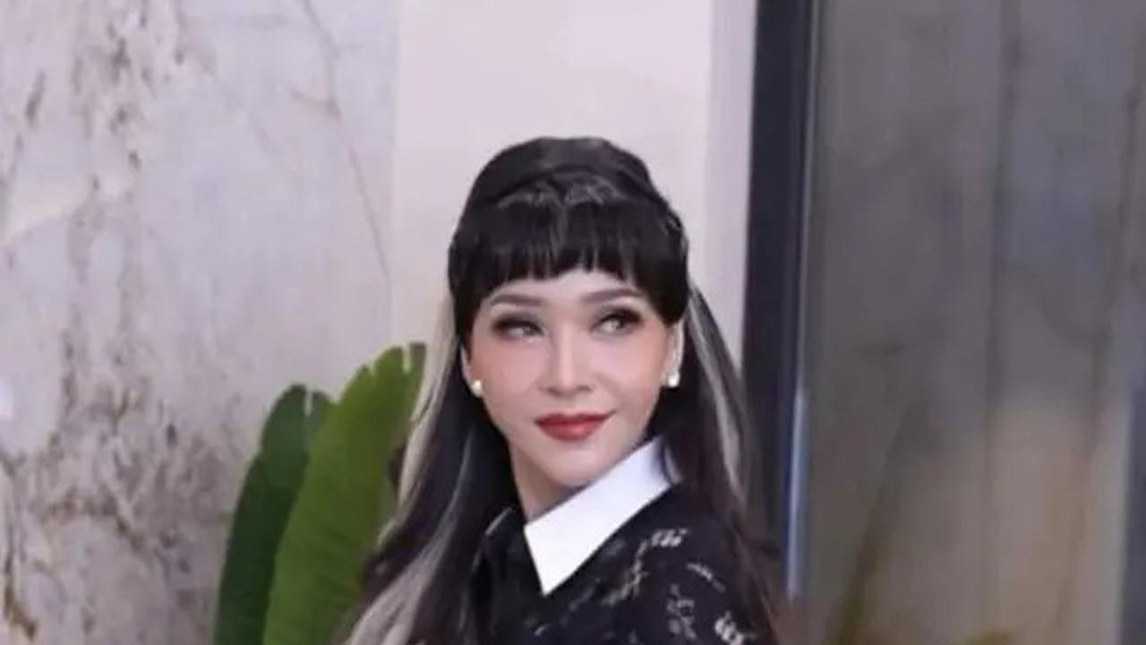 8 Gaya Dress Brokat Hitam Maia Estianty, Modelnya Elegan dan Anggun