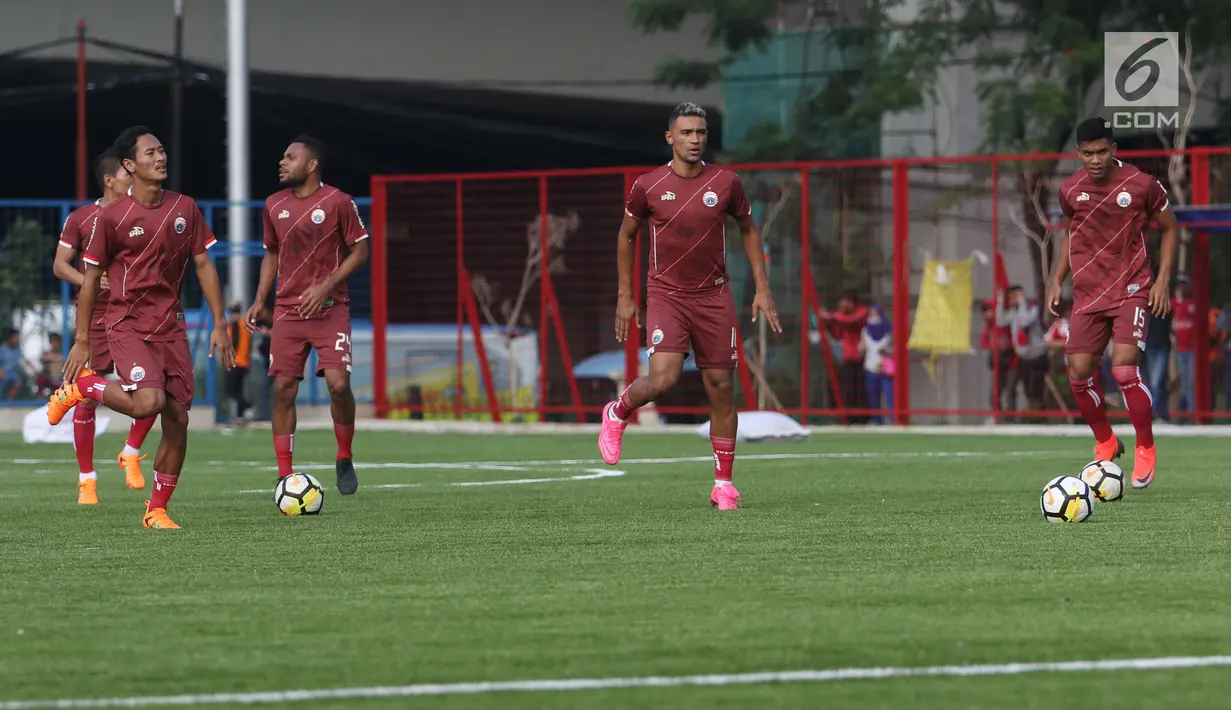 Pemain baru Persija, Bruno Matos (kedua kanan) melakukan pemanasan jelang latihan perdana musim 2019 di Lapangan Wisma Aldiron, Jakarta, Senin (7/1). 30 pemain ikut dalam latihan perdana yang digelar terbuka. (Liputan6.com/Helmi Fithriansyah)