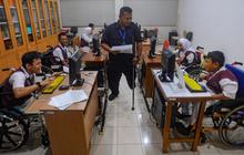FOTO: Hari Disabilitas Internasional, Semangat Guru Difabel Mengajar di Tengah Keterbatasan