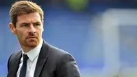 Chelsea's Portuguese manager Andre Villas-Boas on the pitch before their English FA Cup fourth round football match against Queens Park Rangers at Loftus Road in London, England on January 28, 2012. AFP PHOTO / GLYN KIRK  